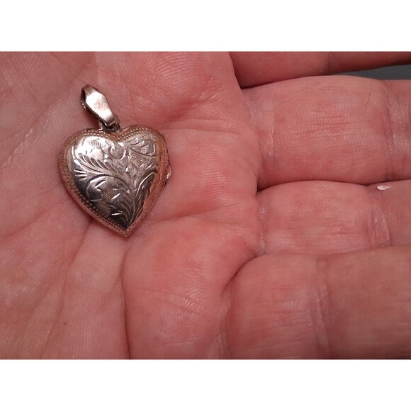 Vintage Engraved Sterling Heart Photo Locket Pendant THA Marked - Picture 3 of 5